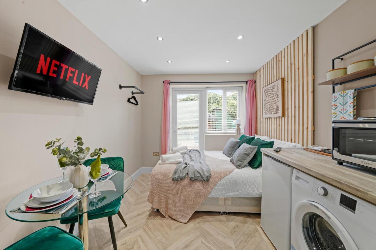 Cosy Heathrow Studios - Parking - Garden London Exteriör bild