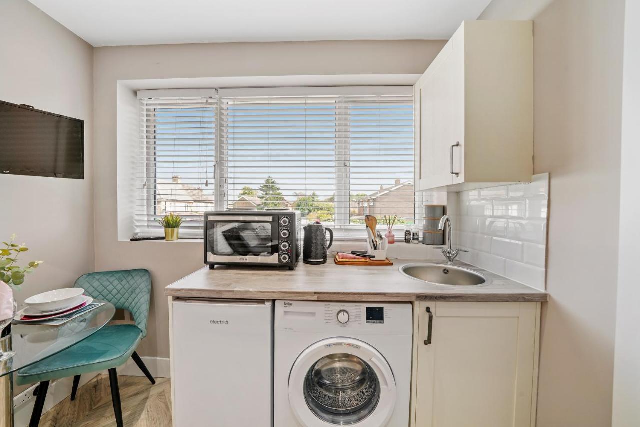 Cosy Heathrow Studios - Parking - Garden London Exteriör bild
