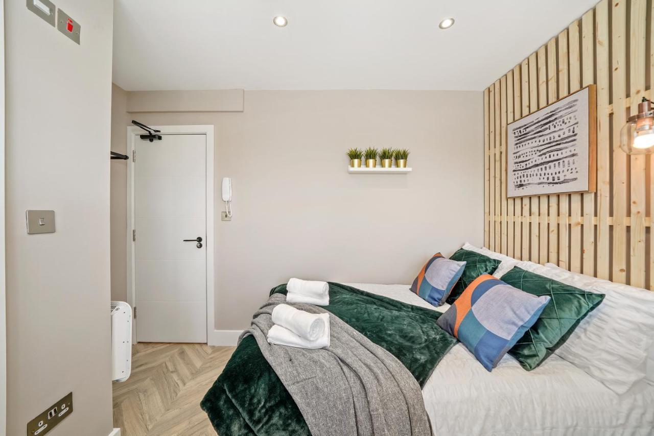 Cosy Heathrow Studios - Parking - Garden London Exteriör bild