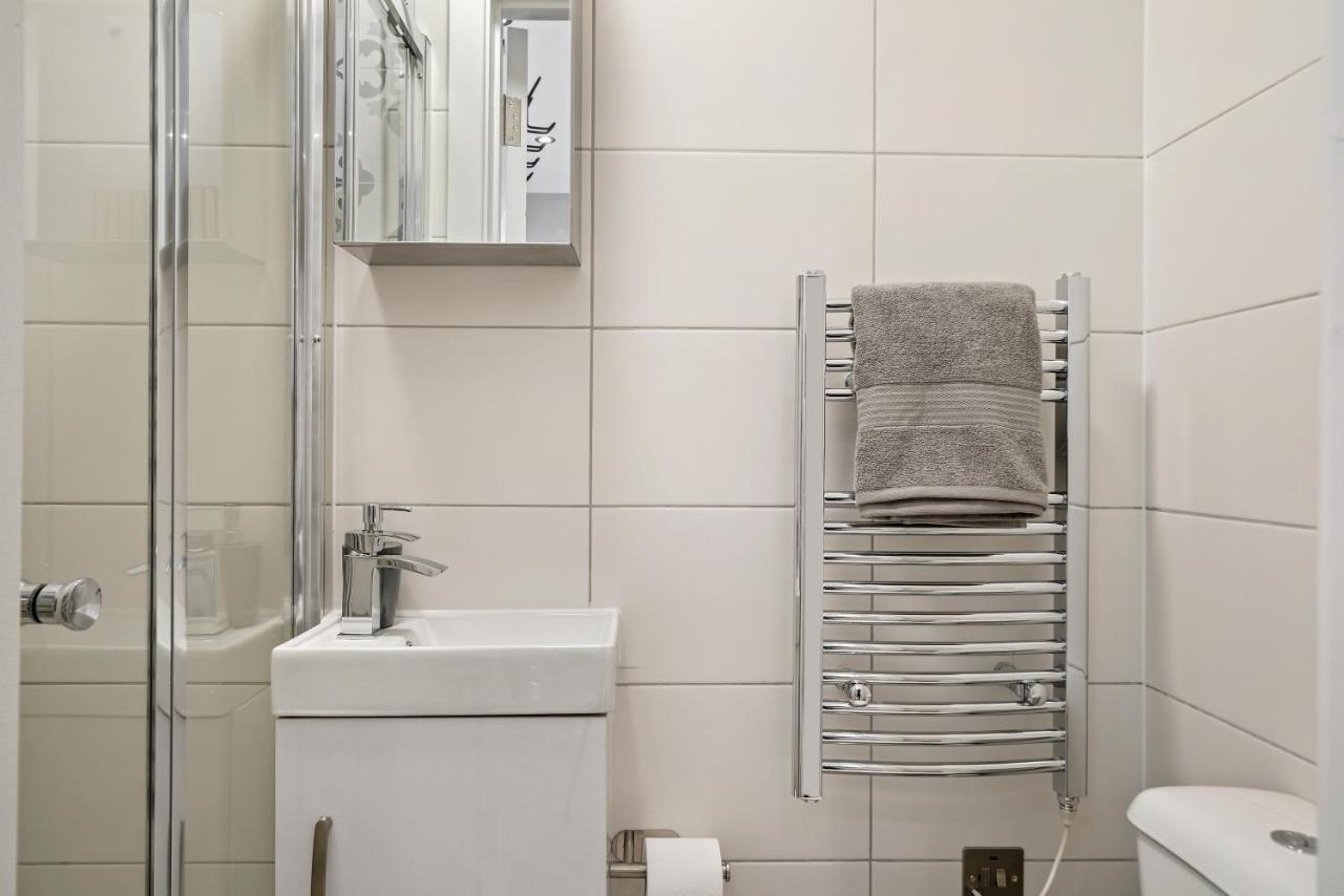Cosy Heathrow Studios - Parking - Garden London Exteriör bild