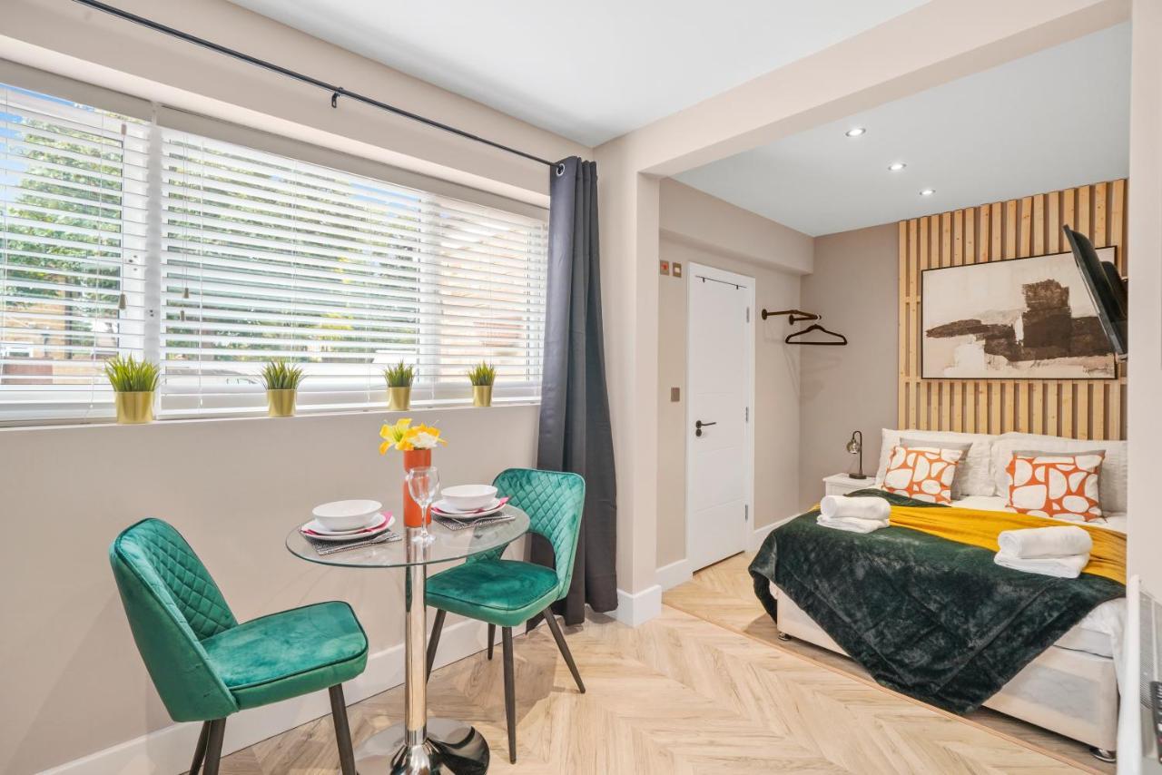 Cosy Heathrow Studios - Parking - Garden London Exteriör bild