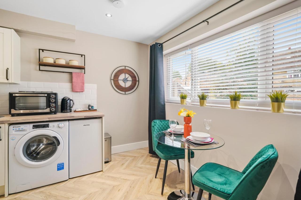 Cosy Heathrow Studios - Parking - Garden London Exteriör bild