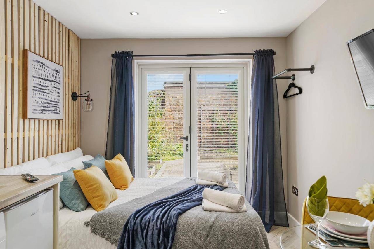 Cosy Heathrow Studios - Parking - Garden London Exteriör bild