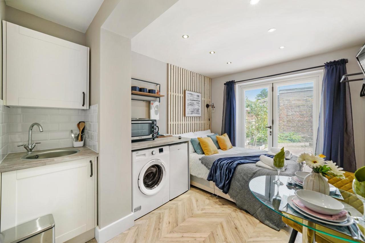 Cosy Heathrow Studios - Parking - Garden London Exteriör bild