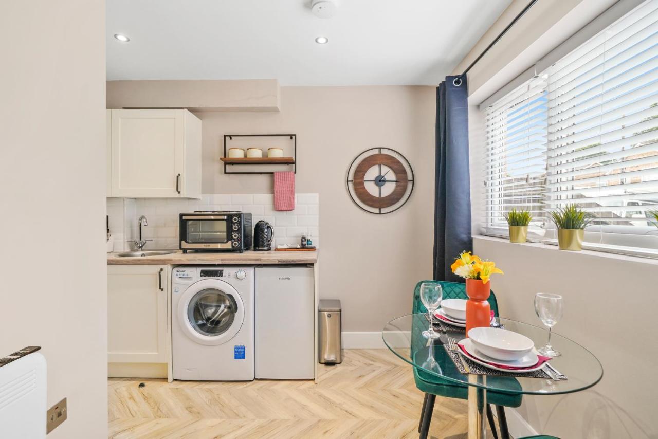 Cosy Heathrow Studios - Parking - Garden London Exteriör bild