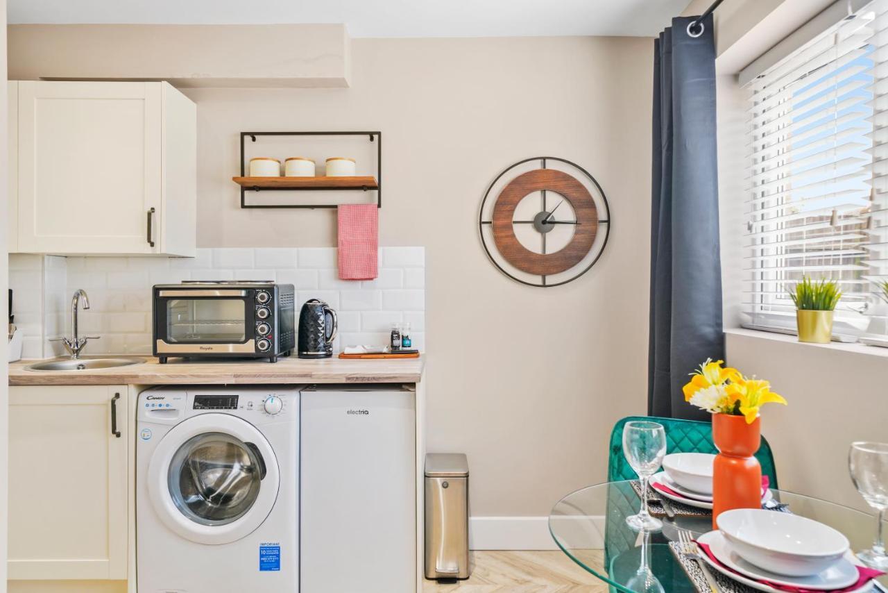 Cosy Heathrow Studios - Parking - Garden London Exteriör bild