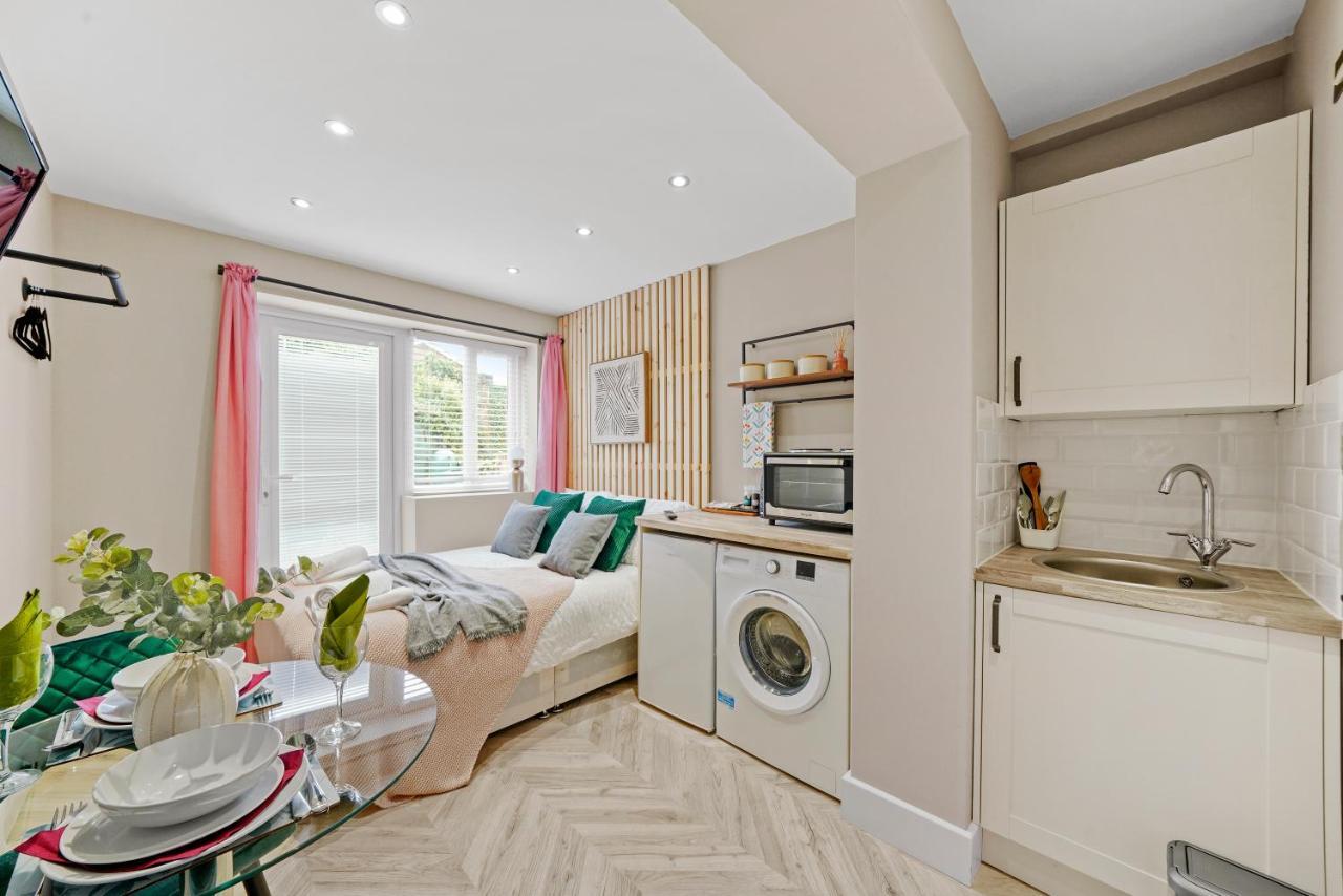 Cosy Heathrow Studios - Parking - Garden London Exteriör bild