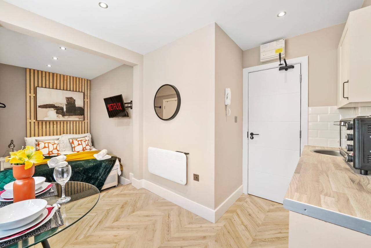 Cosy Heathrow Studios - Parking - Garden London Exteriör bild