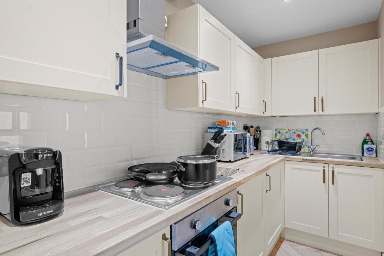 Cosy Heathrow Studios - Parking - Garden London Exteriör bild