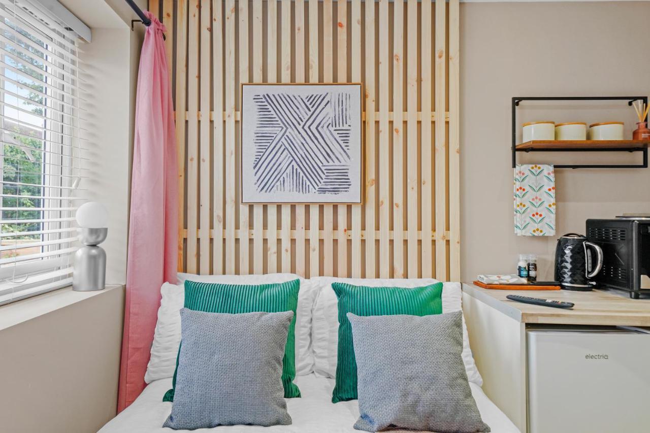 Cosy Heathrow Studios - Parking - Garden London Exteriör bild