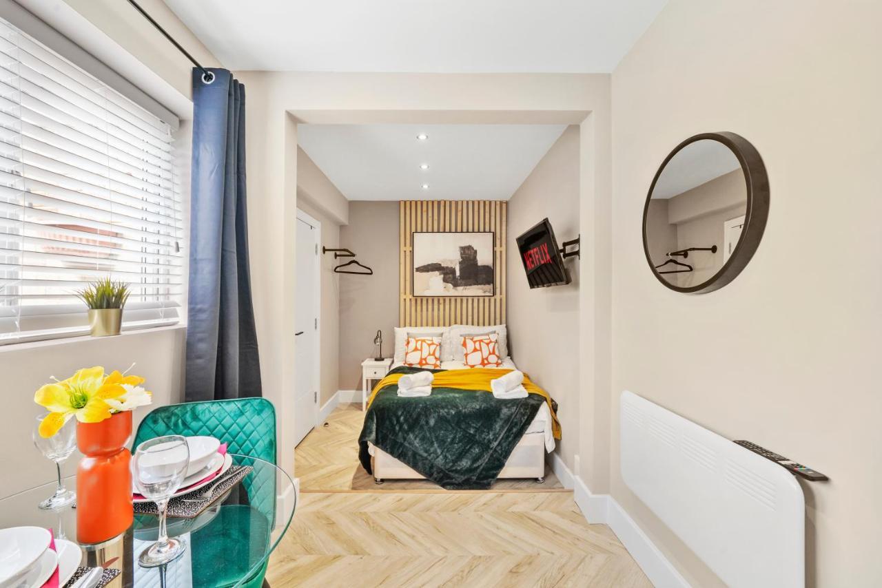 Cosy Heathrow Studios - Parking - Garden London Exteriör bild