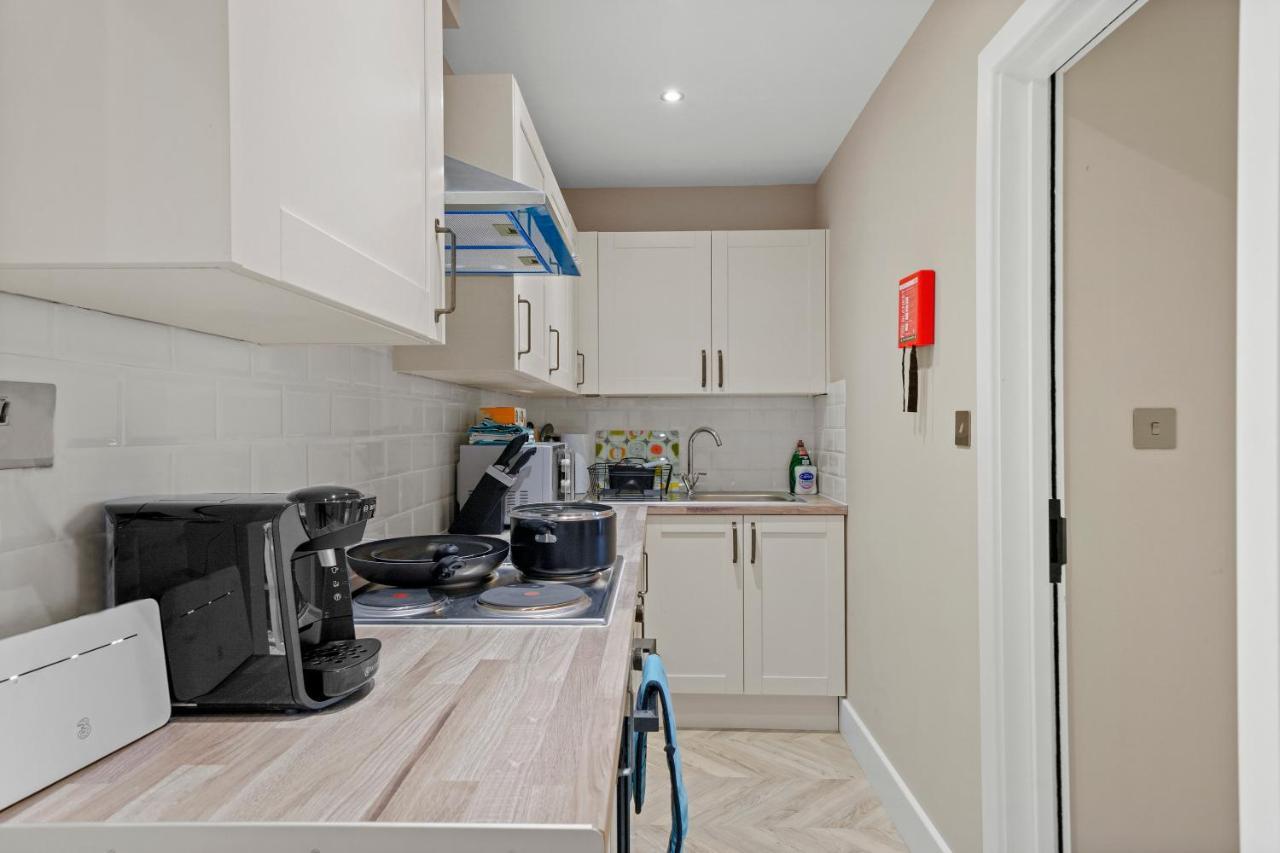 Cosy Heathrow Studios - Parking - Garden London Exteriör bild