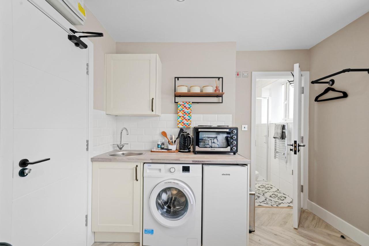 Cosy Heathrow Studios - Parking - Garden London Exteriör bild