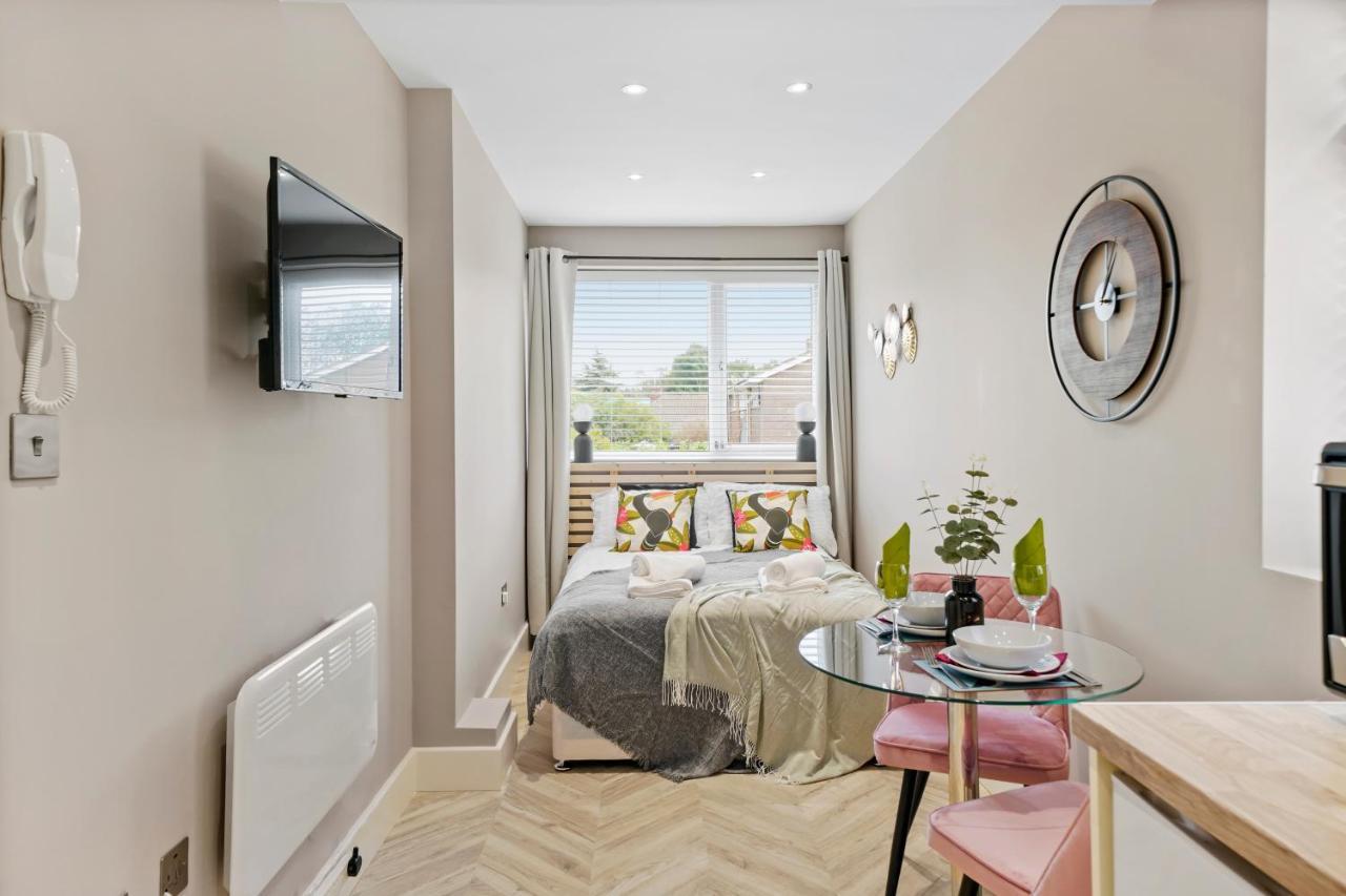 Cosy Heathrow Studios - Parking - Garden London Exteriör bild