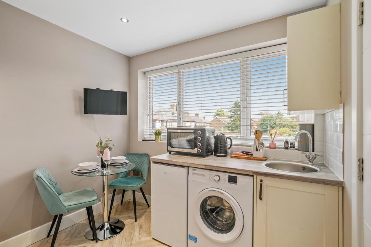 Cosy Heathrow Studios - Parking - Garden London Exteriör bild