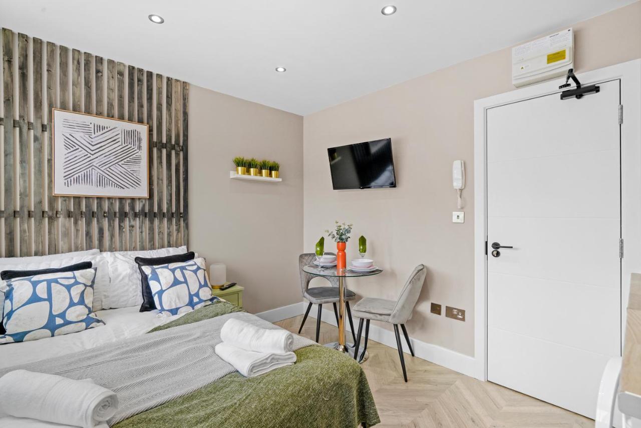 Cosy Heathrow Studios - Parking - Garden London Exteriör bild