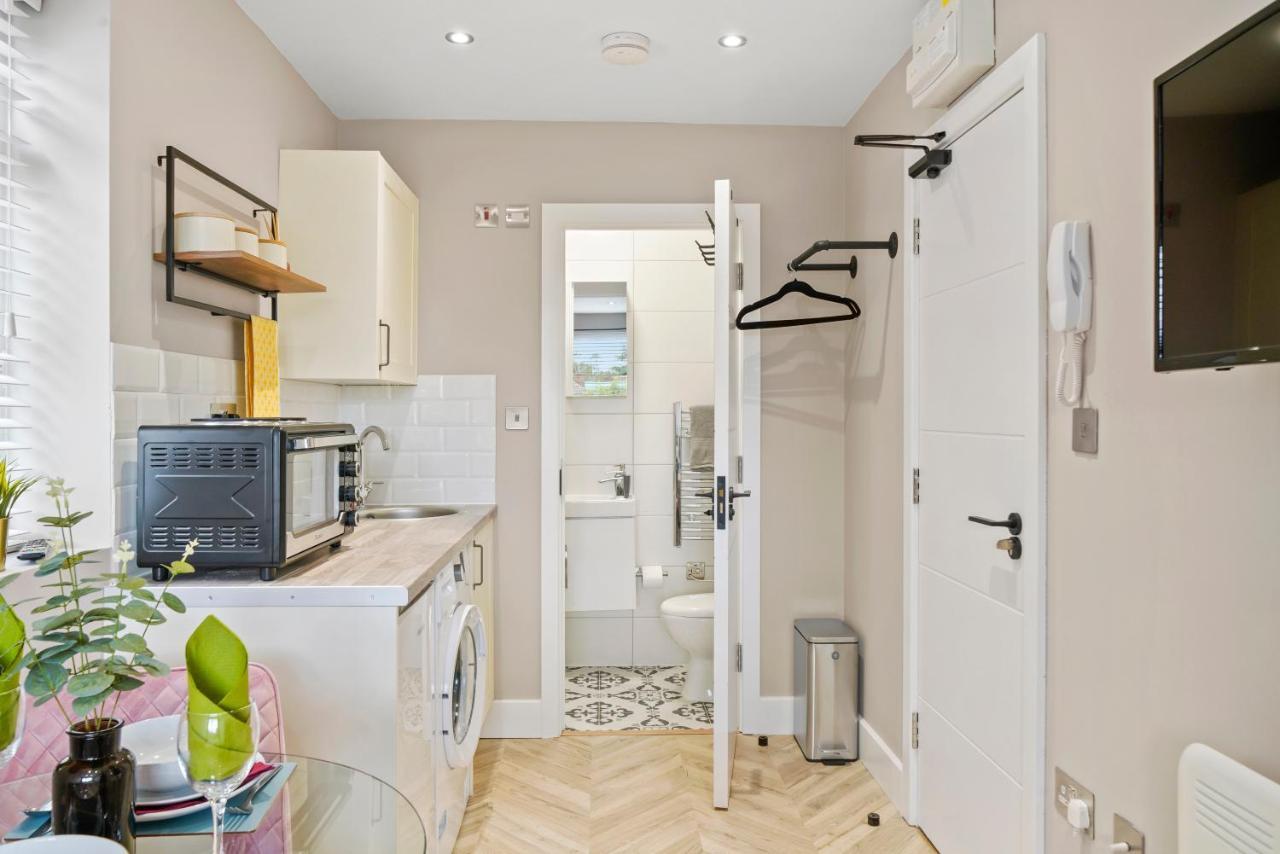 Cosy Heathrow Studios - Parking - Garden London Exteriör bild