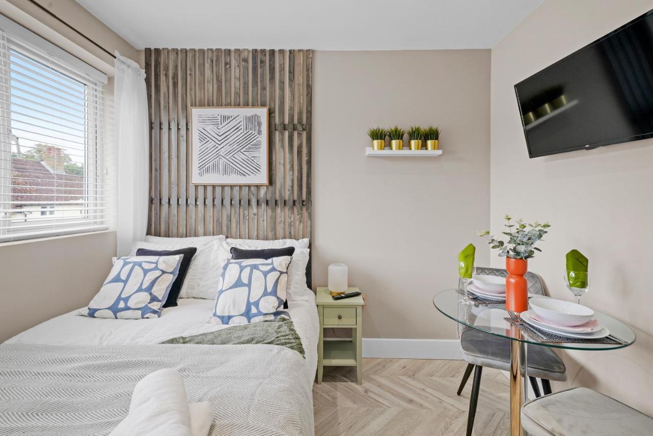 Cosy Heathrow Studios - Parking - Garden London Exteriör bild