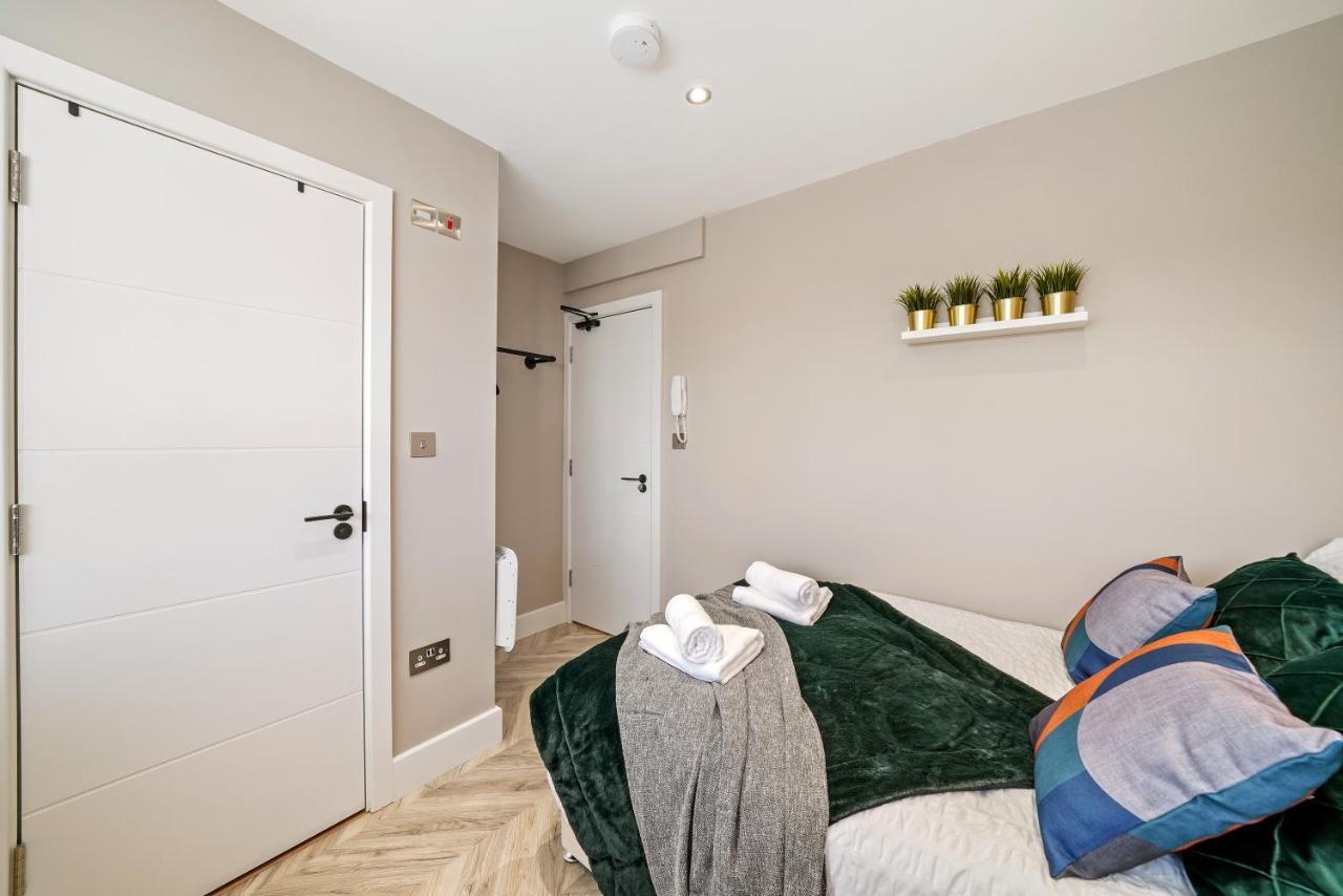 Cosy Heathrow Studios - Parking - Garden London Exteriör bild